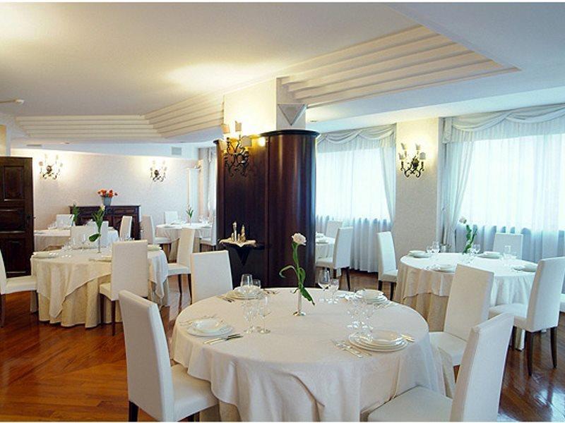 Hostellerie Du Cheval Blanc อาออสตา ภายนอก รูปภาพ