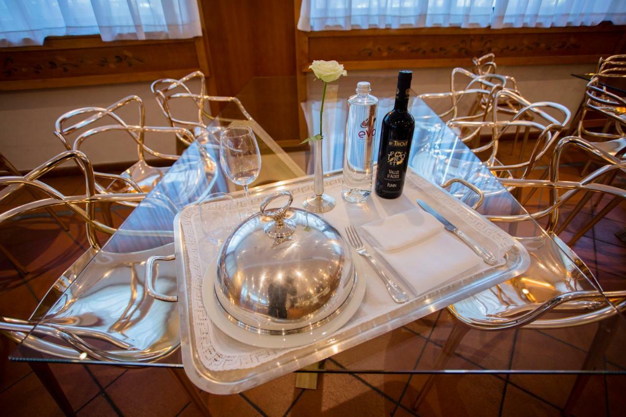 Hostellerie Du Cheval Blanc อาออสตา ภายนอก รูปภาพ